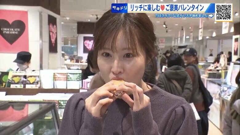 バターサンドを試食する中西アナ