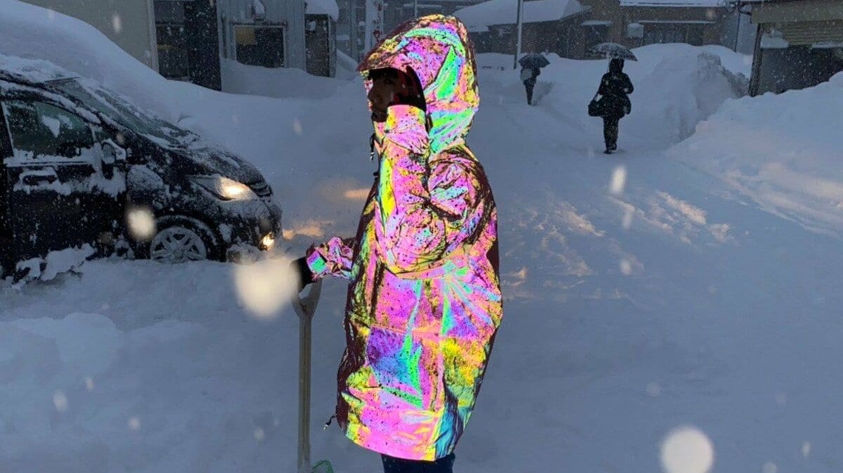 虹色に光る反射材「オーロラリフレクター」が不思議…夜道も安心な