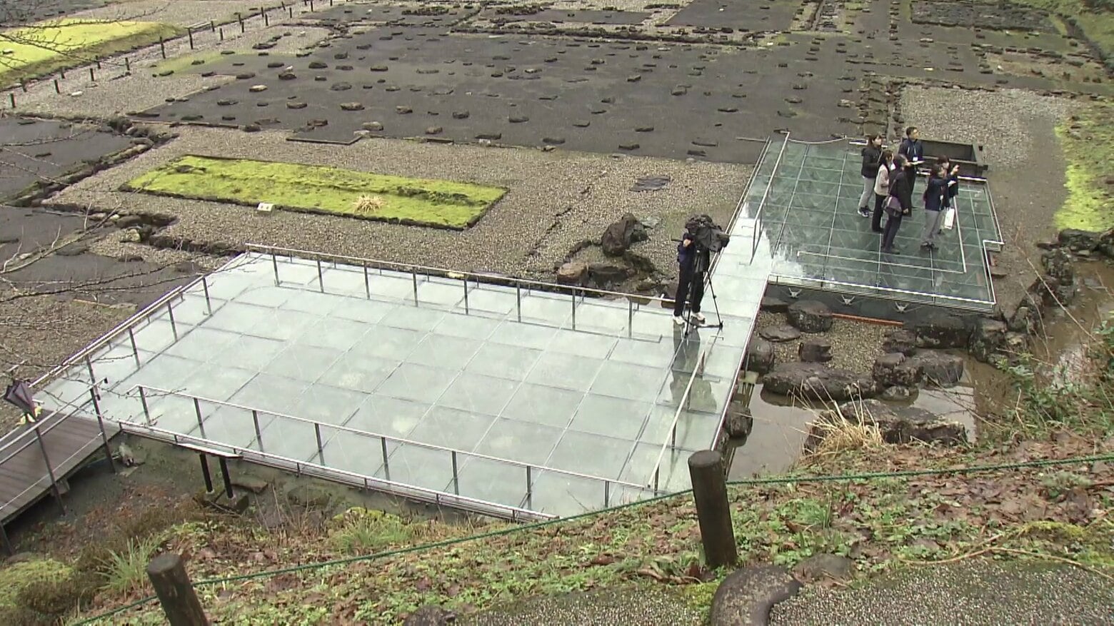 “日本のポンペイ”一乗谷朝倉氏遺跡にガラス床設置 戦国大名になりきり庭園を眺めるスポット誕生【福井発】｜FNNプライムオンライン