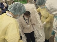 新型インフルエンザの陽性患者発生を想定した対応訓練 保健所の職員らが患者を病院の中へ運び込む手順を確認