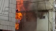 「爆発音が何回も」店舗兼住宅で火事　30代から80代の男女4人がケガ　消防車など30台出動　東京・大田区