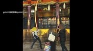【独自】京都・八坂神社で外国人観光客が「鈴緒」振り回す…後をたたない迷惑行為に“夜の鈴鳴らし禁止”の苦渋の決断
