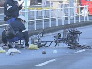 “抜け道”に倒れた高齢女性…頭のあたりから出血し搬送先で死亡 車の破片が落ちていてひき逃げとみて捜査