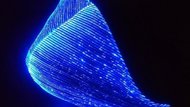 ミラノ発「青く光るマスク」が幻想的でカッコいい…そもそもなぜ光る?仕組みを聞いた