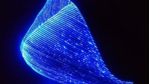 ミラノ発「青く光るマスク」が幻想的でカッコいい…そもそもなぜ光る?仕組みを聞いた