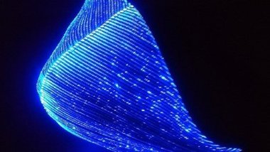 ミラノ発「青く光るマスク」が幻想的でカッコいい…そもそもなぜ光る?仕組みを聞いた