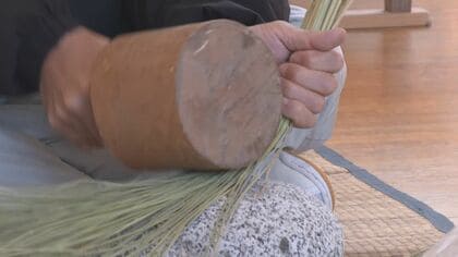 正月飾りのしめ縄作りに向けた『ワラ打ち』の作業 繊維が柔らかくなり初心者でも縄をないやすく 岐阜県飛騨市