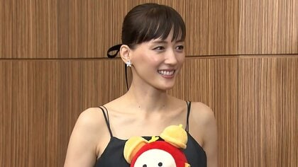 綾瀬はるか 黒ドレスで美デコルテ披露！今年の“攻め”は「ピンクの〇〇買ったこと」　映画賞表彰式に豪華俳優陣ら集結