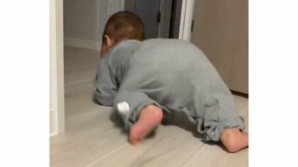 「コーナーの曲がり方がプロすぎ」赤ちゃんの“ずりばい”に驚きの声…特にスピードが上がる時を母親に聞いた