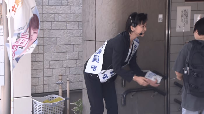 駅前で有権者に挨拶する吉田議員