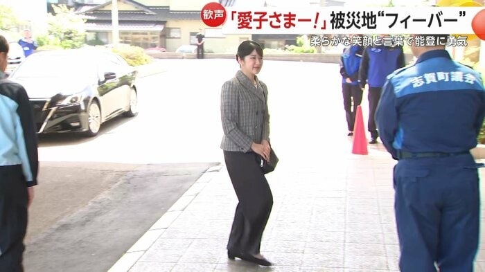 19日はチェックのジャケットに黒のパンツ姿の愛子さま