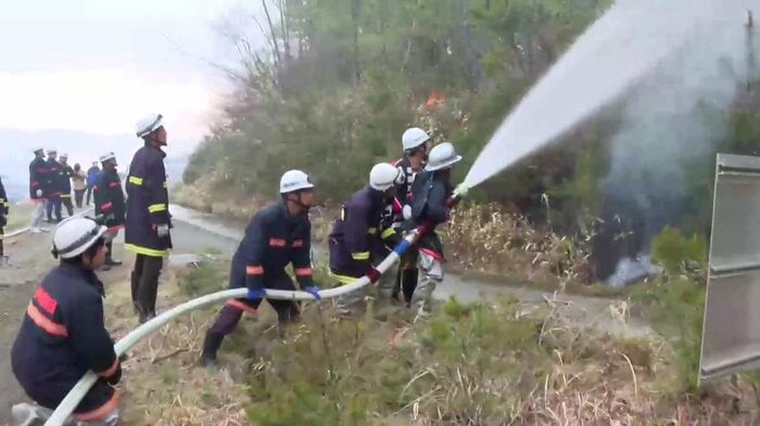 消火活動の様子…最大で12都道県の消防から1200人が動員