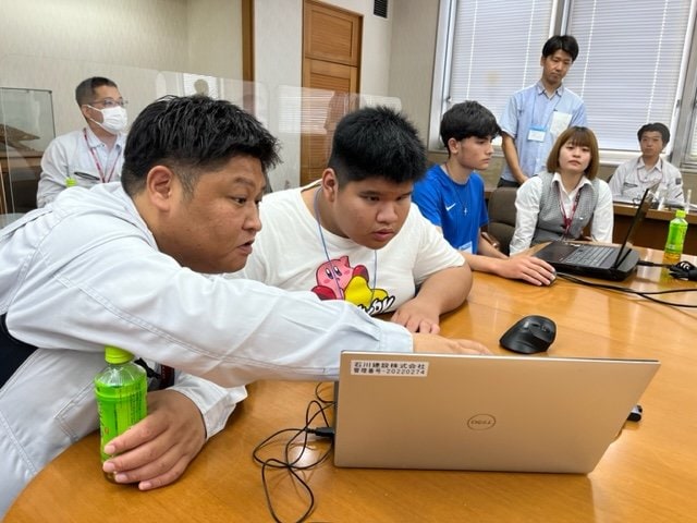 ケンジ君(左から2人目)「新しいことをやりたいと参加した」