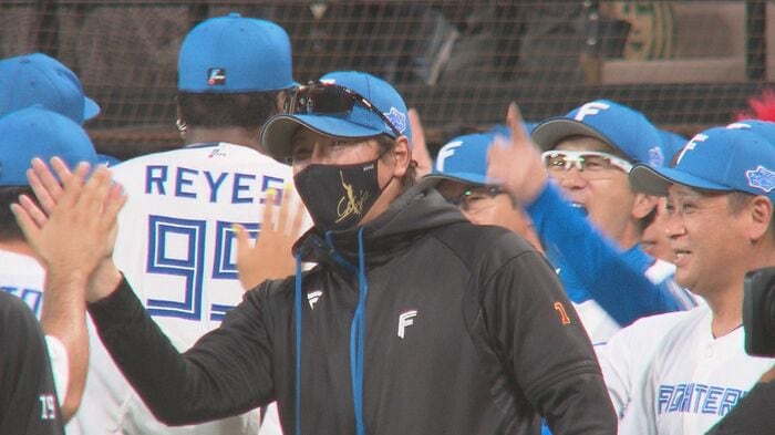 選手を出迎える新庄剛志監督