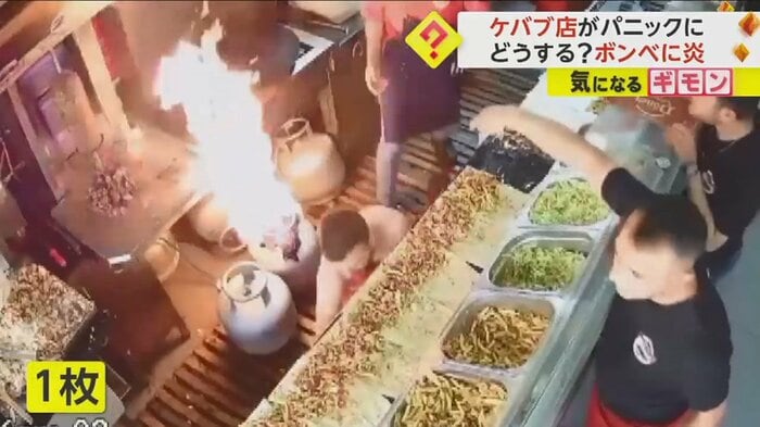 今度は着ていたシャツを脱いで、水に浸して…