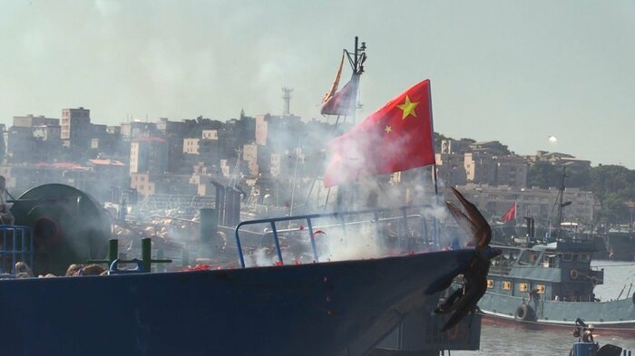 東シナ海での中国漁解禁日を迎え、爆竹を鳴らして祝う中国の漁船