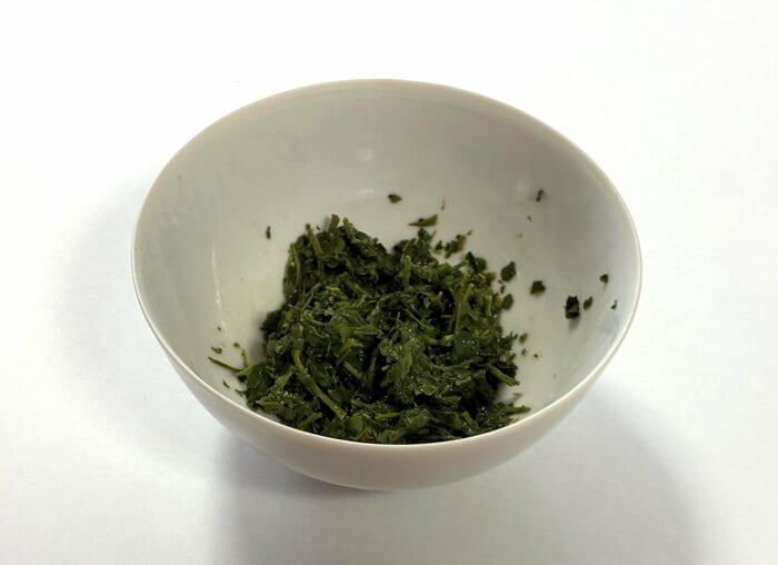 1分ほどで「茶殻のおひたし」が完成（特集班撮影）