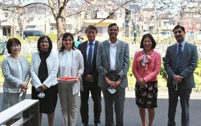 共同経営者のハリッシュさん(右端)と理事長のラマアさん(左から二人目)