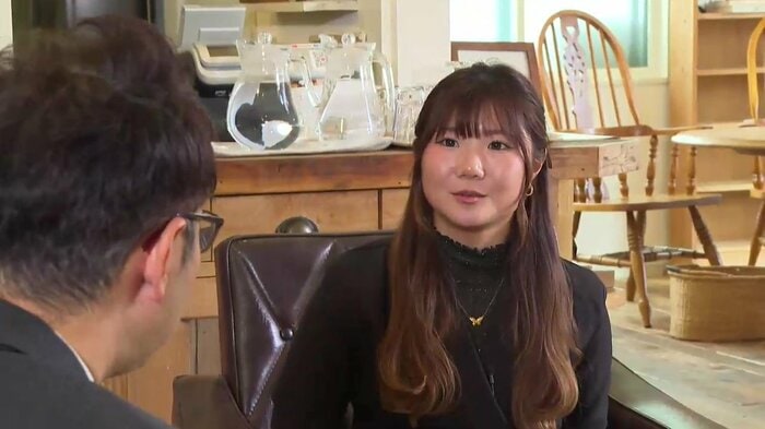 インタビューに答えるプロスノーボーダーの岩渕麗楽選手