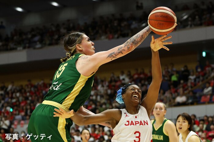 オーストラリア選手と競り合う馬瓜ステファニー(21日、札幌市・北海きたえーる)