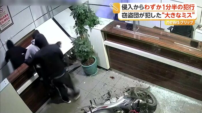 カウンターをなぎ倒して奥に進む犯人ら（IHA）