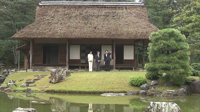 桂離宮を散策される天皇皇后両陛下