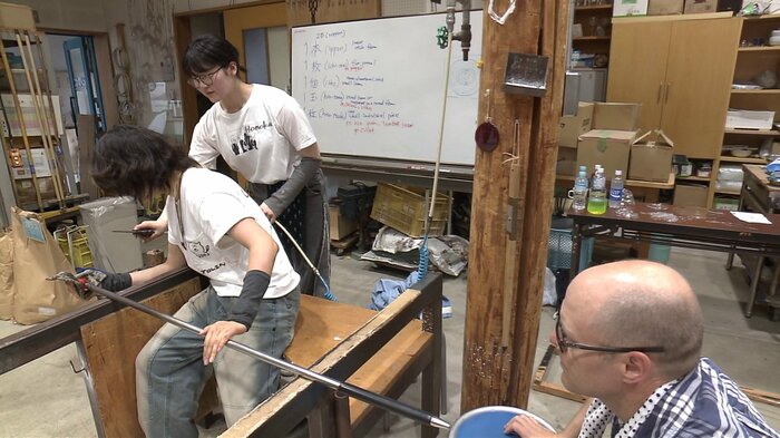 協力して作品作りに取り組む学生たち