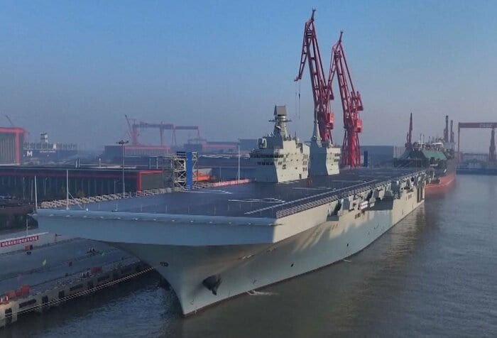 中国海軍の新型強襲揚陸艦「四川」