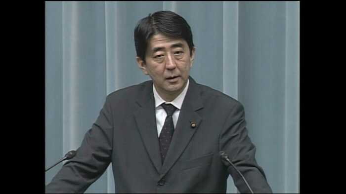 帰国会見をする安倍官房長官(当時)2002年9月18日