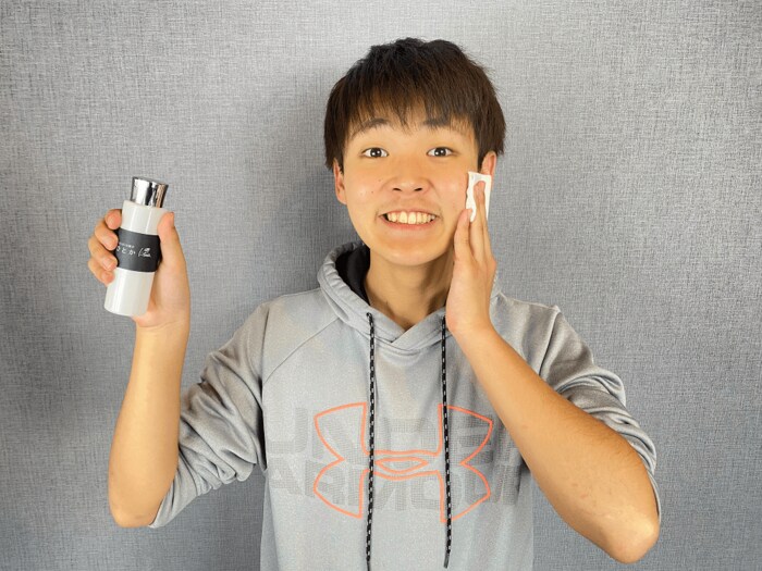 化粧水を試す太田さん
