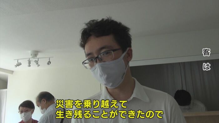 災害を乗り越え生き残った作品について話す客は…
