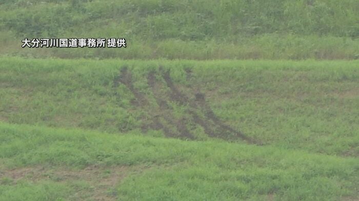 大分市中戸次の大野川の堤防