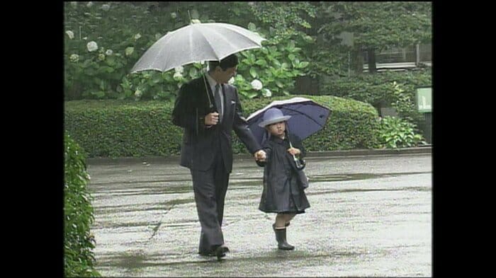 父親参観日に手を繋いで登園される皇太子さまと愛子さま