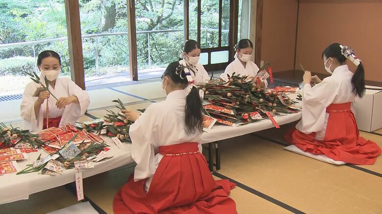 子供の健康と成長願う…七五三を前に熱田神宮で『福笹飴』作り 本殿では9/1から1体1000円で授与｜FNNプライムオンライン
