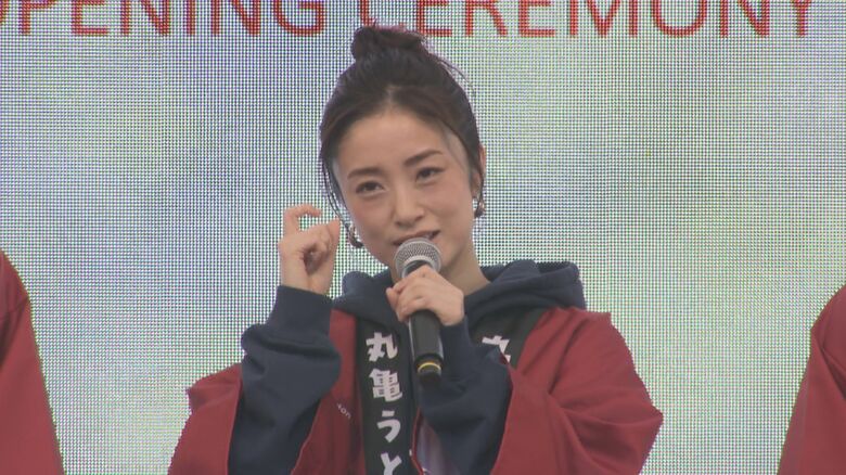 上戸彩さん、松岡昌宏さんと地元中学生らが「丸亀うどん祭り」でギネス世界記録に挑戦【香川・丸亀市】　｜FNNプライムオンライン