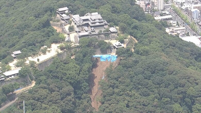 音・異変…松山城の城山が土砂崩れ　住民語る恐怖…3人の捜索続く　日本の雨の降り方変化し全国の城が危機に｜FNNプライムオンライン