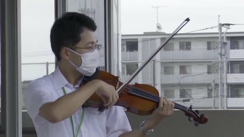 朝の登校風景に響くバイオリンの音色　「穏やかな気持ちになれば…」事務職員が始めた心温まる出迎えの形｜FNNプライムオンライン