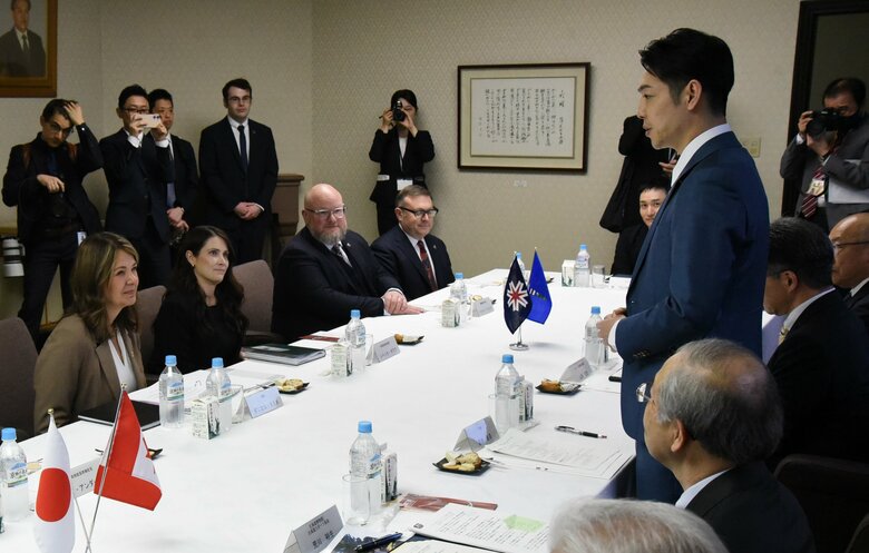 【姉妹提携45周年】北海道の鈴木知事とカナダ・アルバータ州首相が懇談「AI分野発展に連携強化で一致」”鉄オタ？”のスミス首相は北海道新幹線と在来線で8時間かけて札幌入り＜北海道＞｜FNNプライムオンライン