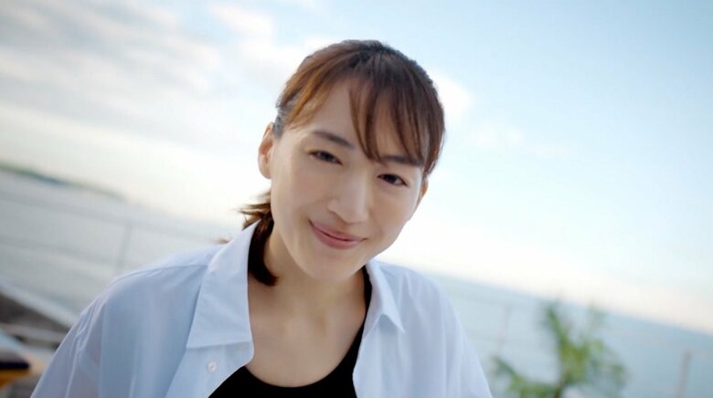 綾瀬はるか 変わらぬ美肌「なんか若い（笑）」新CMで10年前の自分をリメーク｜FNNプライムオンライン