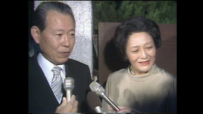 自宅前で取材に答える久子さまの両親 鳥取滋治郎さんと二三子さん 1984年