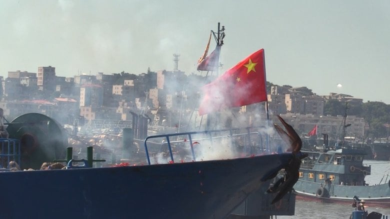 東シナ海での中国漁解禁日を迎え、爆竹を鳴らして祝う中国の漁船