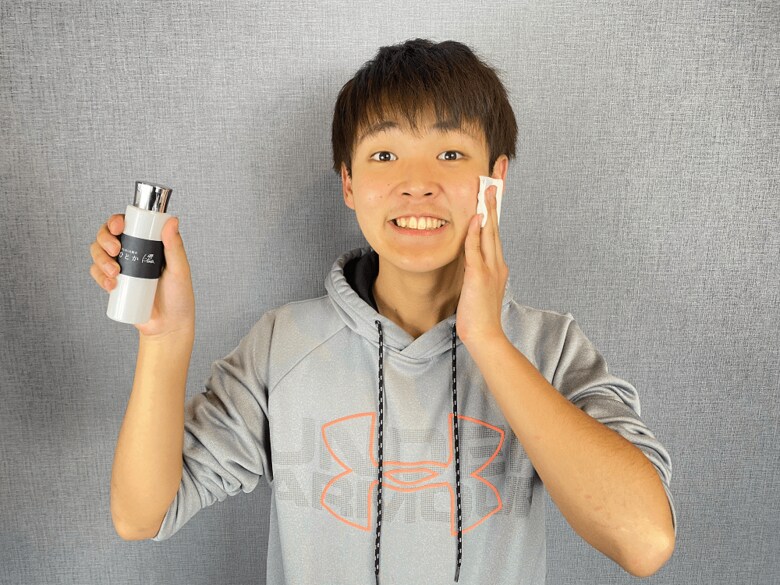 化粧水を試す太田さん