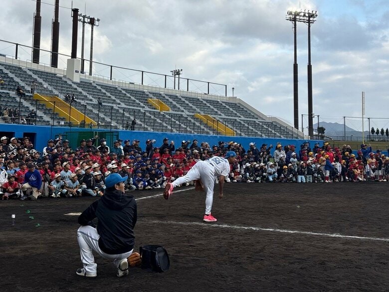 柵越えスタンドインする大遠投を披露した万波中正選手