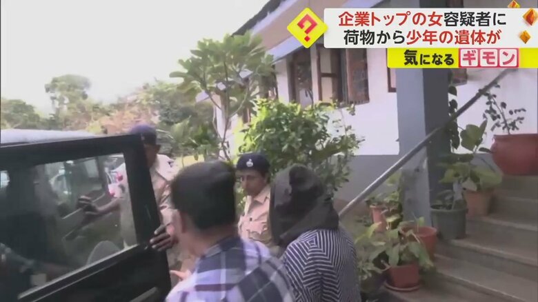 車に乗り込む逮捕された女