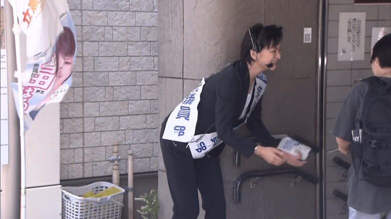 駅前で有権者に挨拶する吉田議員