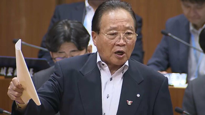 議会で構想に理解を求める田中学町長