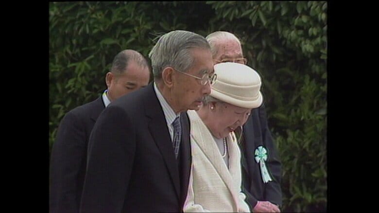 戦没船員の碑に黙とうされる昭和天皇と香淳皇后