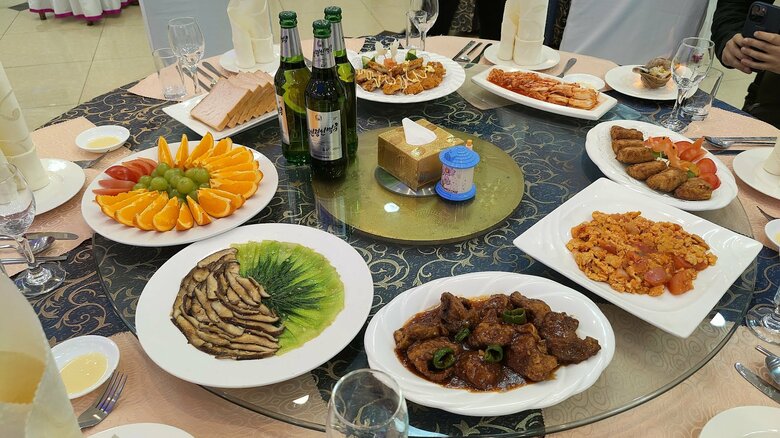 レストランの食事。ビールは「本当に新鮮でおいしかった」という