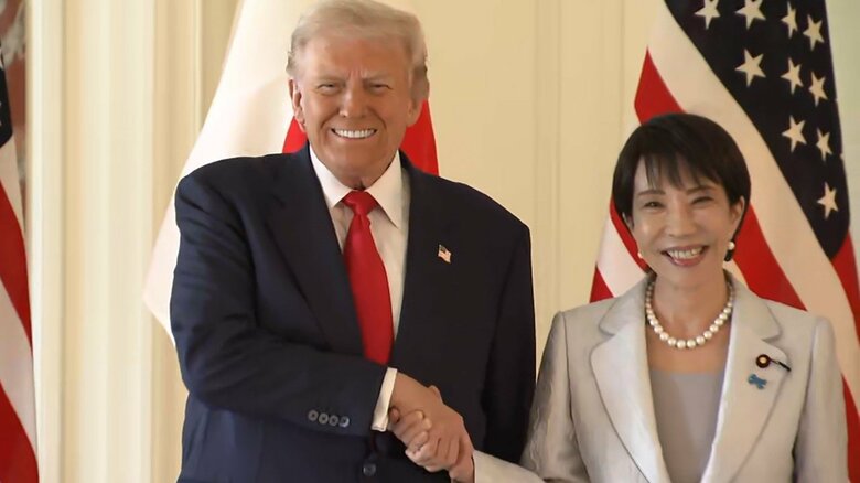笑顔で握手する日米両首脳