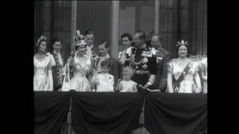 戴冠式の後バッキンガム宮殿のバルコニーに現れた女王（1953年）